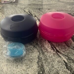 Set of 2 Tupperware round bagel/sandwich keepers with 1 smidget